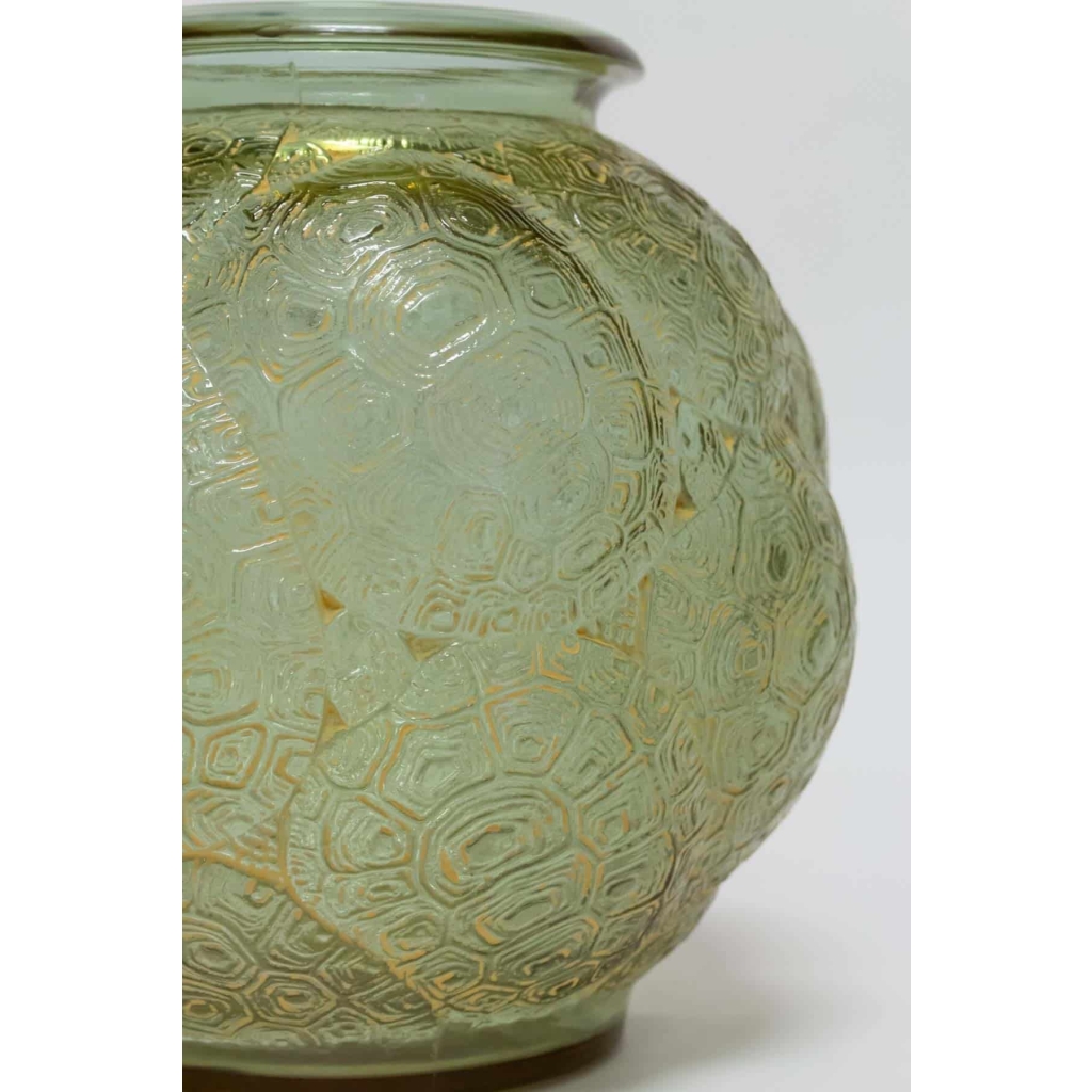 Vase « Tortues » verre alexandrite (rose ou vert en fonction de l’intensité de la lumière) patiné blanc de René LALIQUE