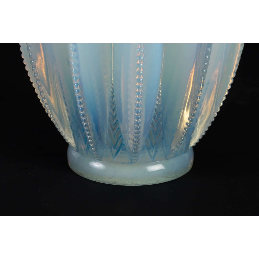 Vase « Gérardmer » verre opalescent de René LALIQUE