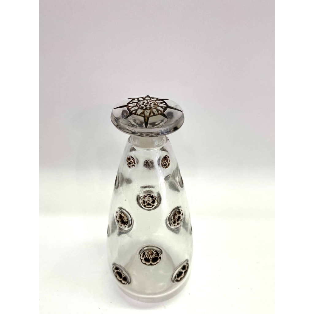 Flacon "Fleurs Concaves" verre blanc patiné noir de René Lalique