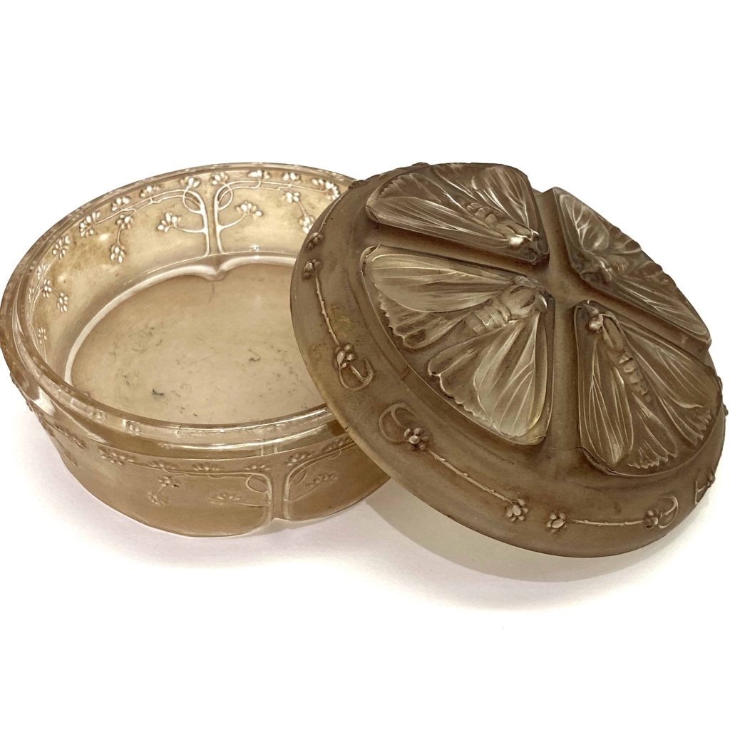 Boîte « Quatre Papillons » verre blanc patiné sépia de René LALIQUE