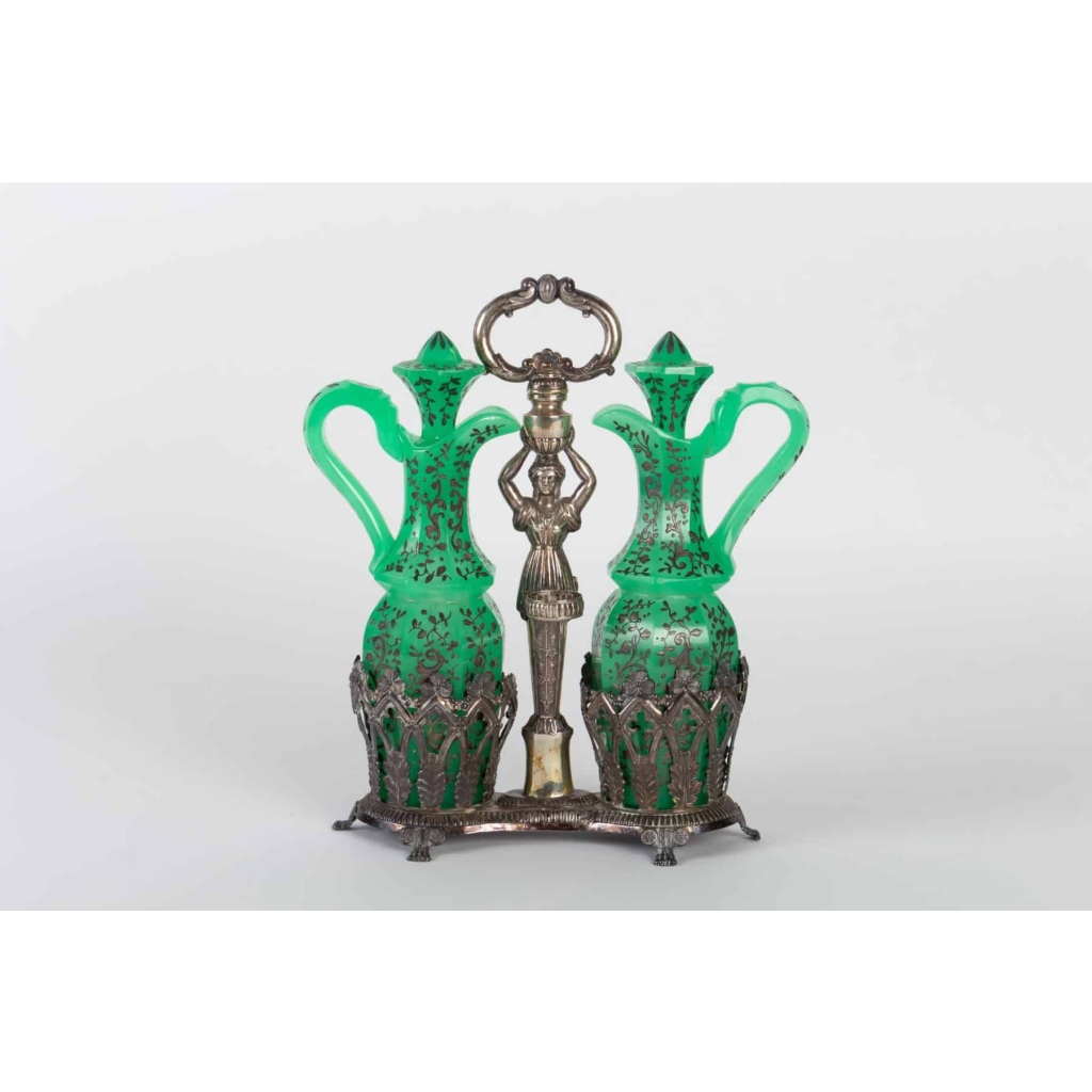 Huilier Vinaigrier en opaline verte et émail or, support en argent 19e siècle | Biron |||||||||