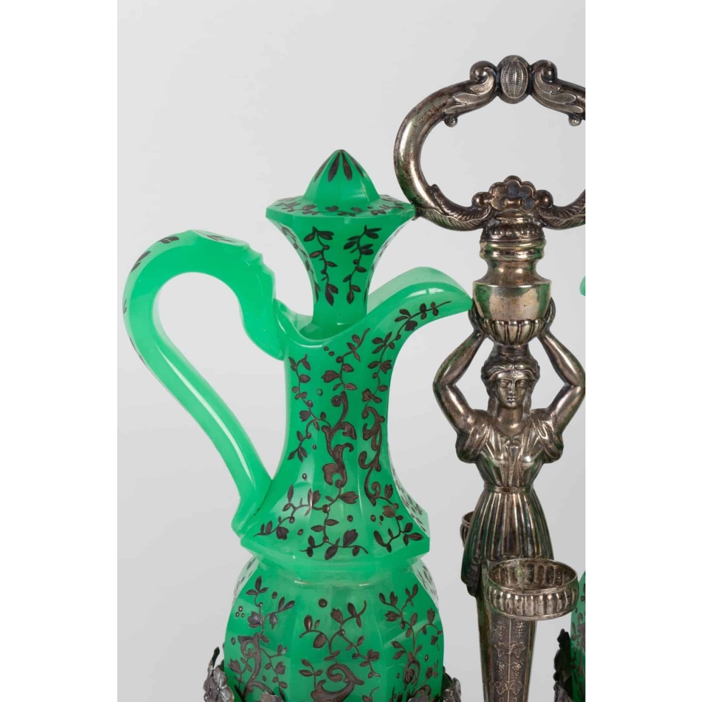 Huilier Vinaigrier en opaline verte et émail or, support en argent 19e siècle | Biron Huilier Vinaigrier en opaline verte et émail or, support en argent 19e siècle
