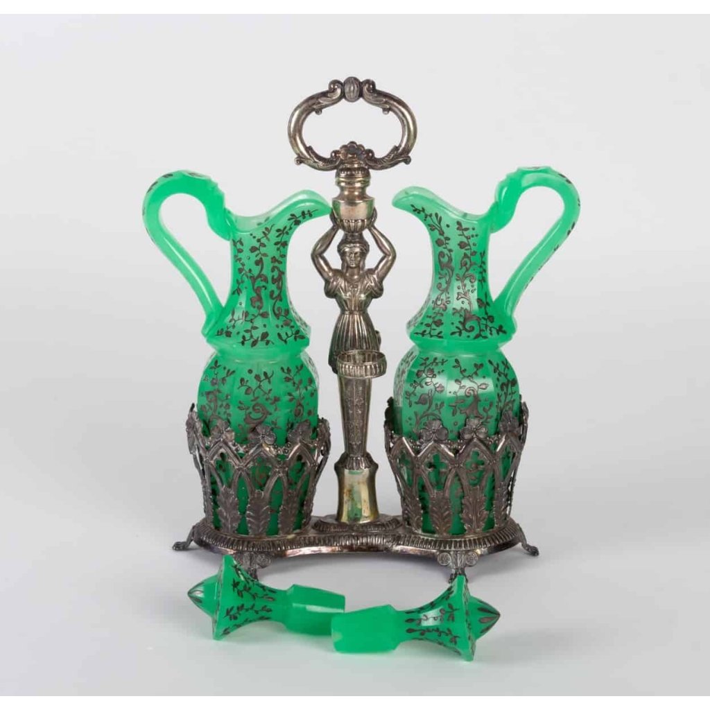 Huilier Vinaigrier en opaline verte et émail or, support en argent 19e siècle | Biron Huilier Vinaigrier en opaline verte et émail or, support en argent 19e siècle
