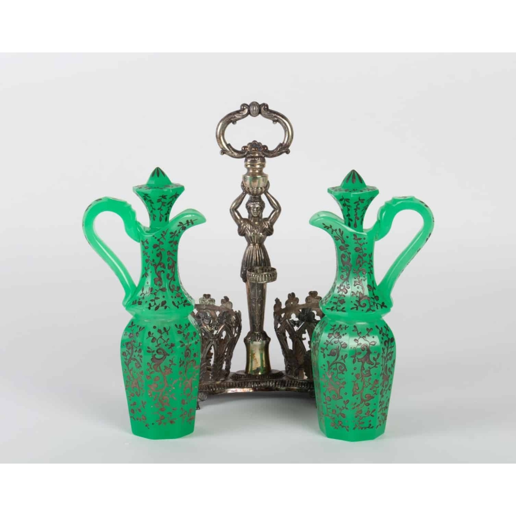 Huilier Vinaigrier en opaline verte et émail or, support en argent 19e siècle | Biron Huilier Vinaigrier en opaline verte et émail or, support en argent 19e siècle