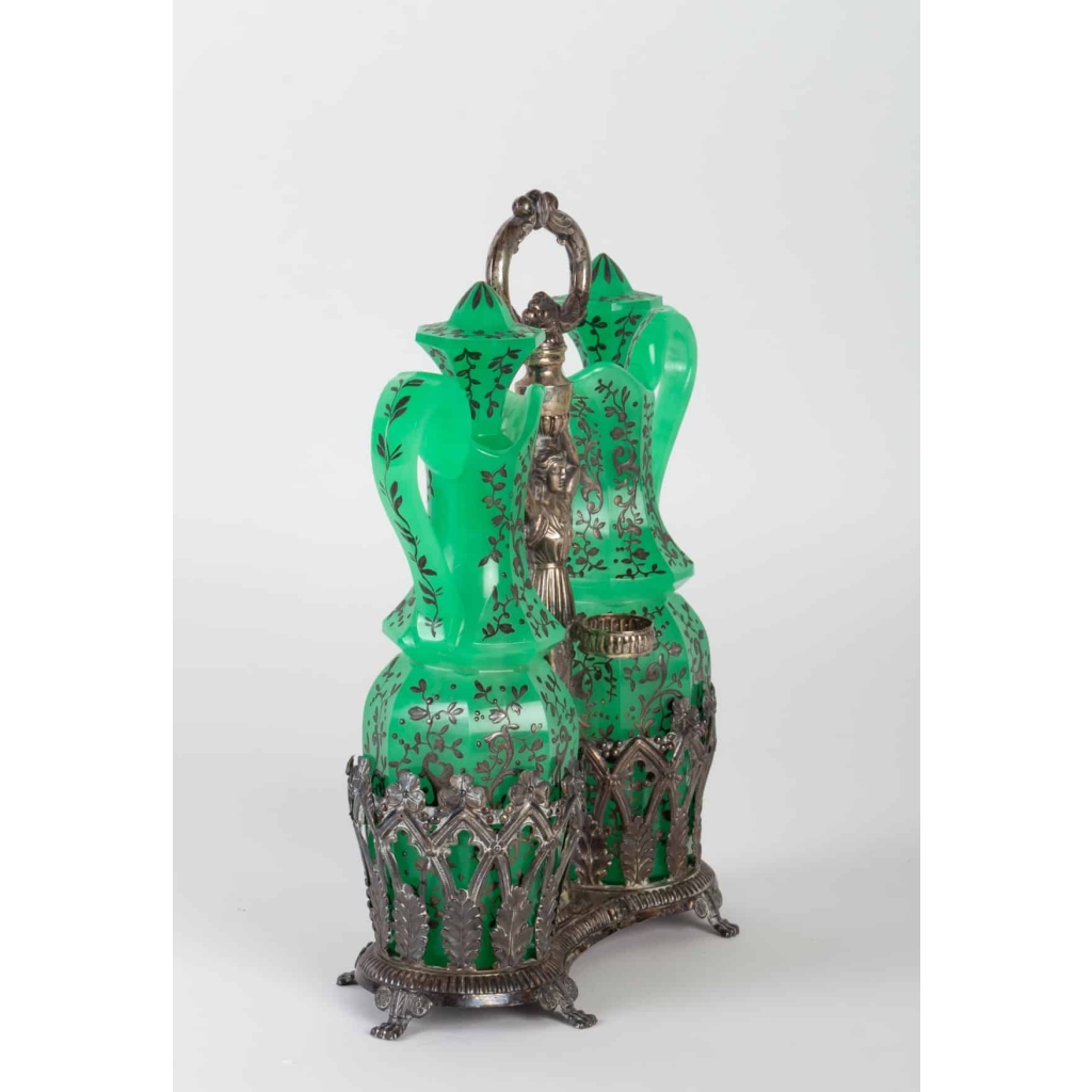 Huilier Vinaigrier en opaline verte et émail or, support en argent 19e siècle | Biron Huilier Vinaigrier en opaline verte et émail or, support en argent 19e siècle