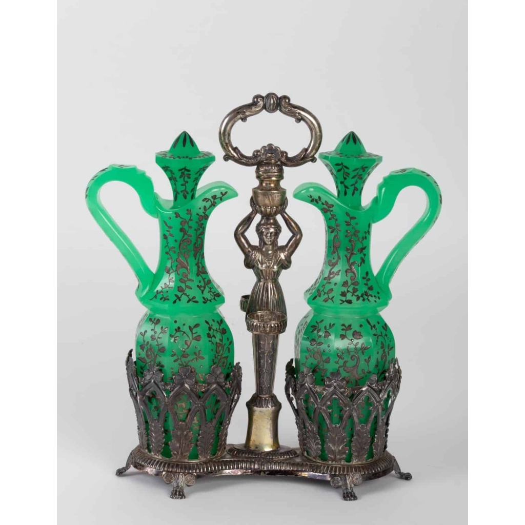 Huilier Vinaigrier en opaline verte et émail or, support en argent 19e siècle | Biron Huilier Vinaigrier en opaline verte et émail or, support en argent 19e siècle