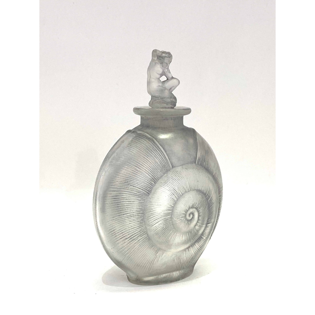 Flacon "Amphitrite" verre blanc patiné bleu-gris de René Lalique