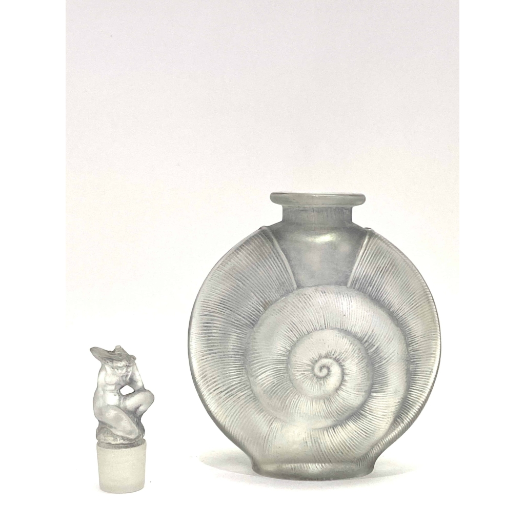 Flacon "Amphitrite" verre blanc patiné bleu-gris de René Lalique