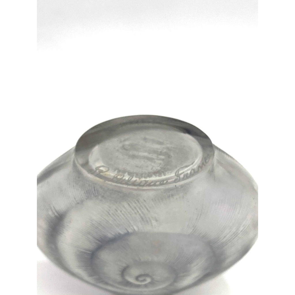 Flacon "Amphitrite" verre blanc patiné bleu-gris de René Lalique