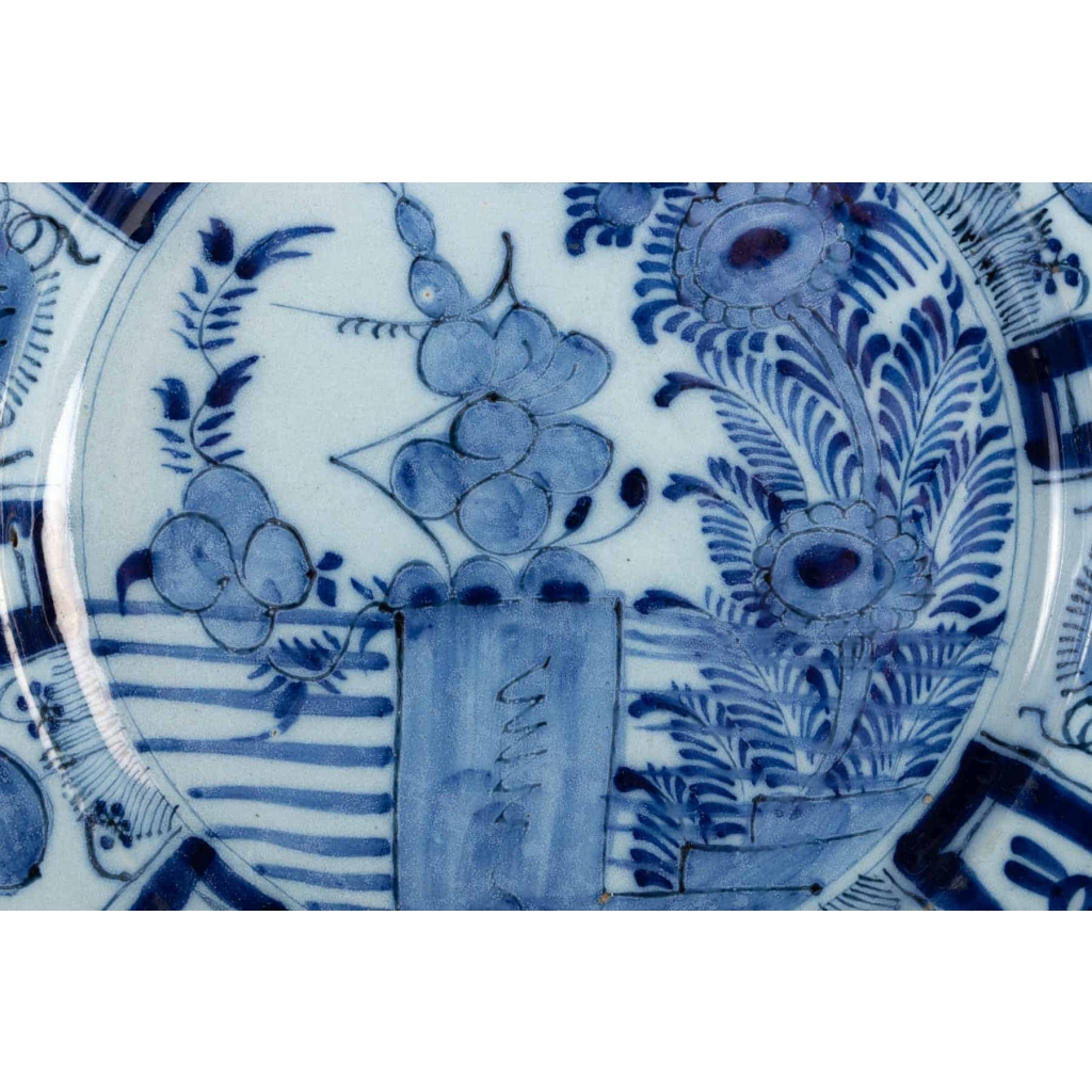 Plat bleu et blanc en porcelaine de DELFT 18e siècle | Biron Plat bleu et blanc en porcelaine de DELFT 18e siècle