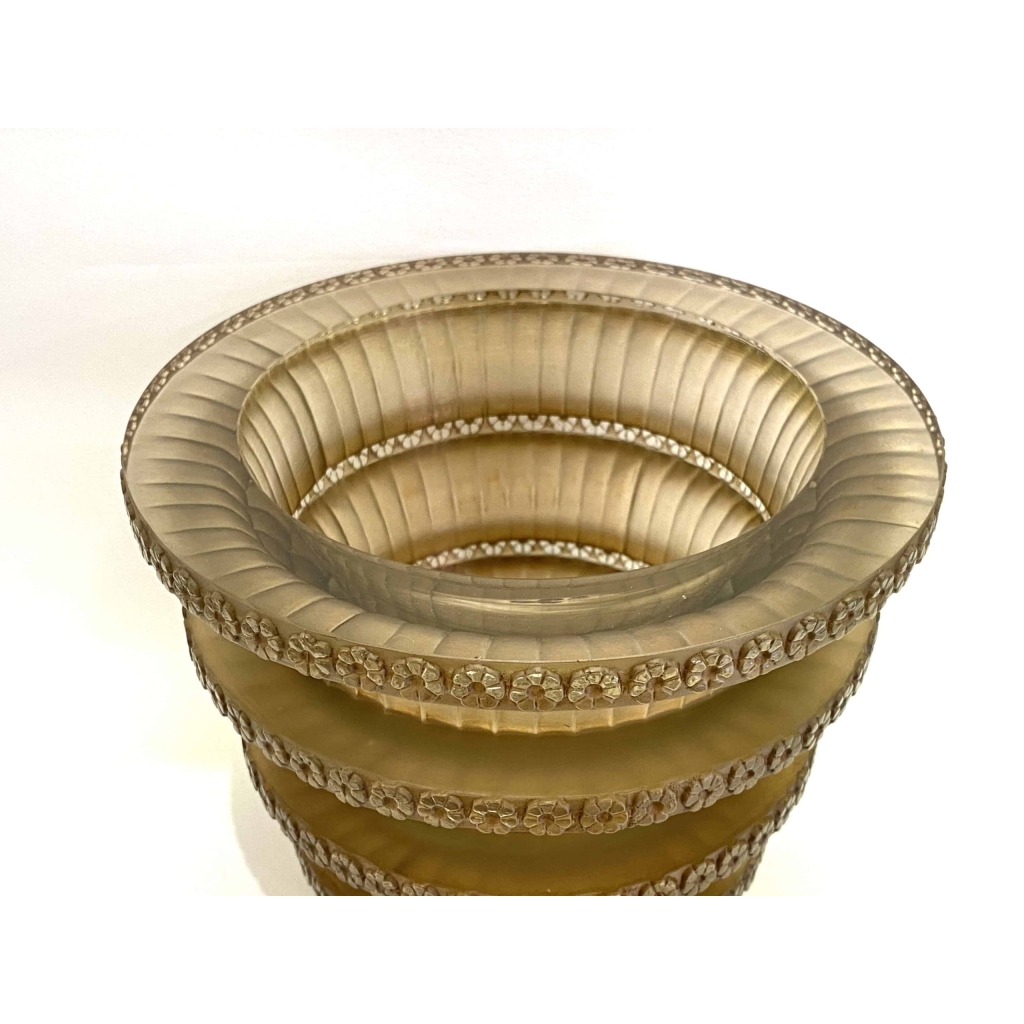 Vase « Chevreuse » verre blanc patiné sépia de René LALIQUE | Biron Vase « Chevreuse » verre blanc patiné sépia de René LALIQUE