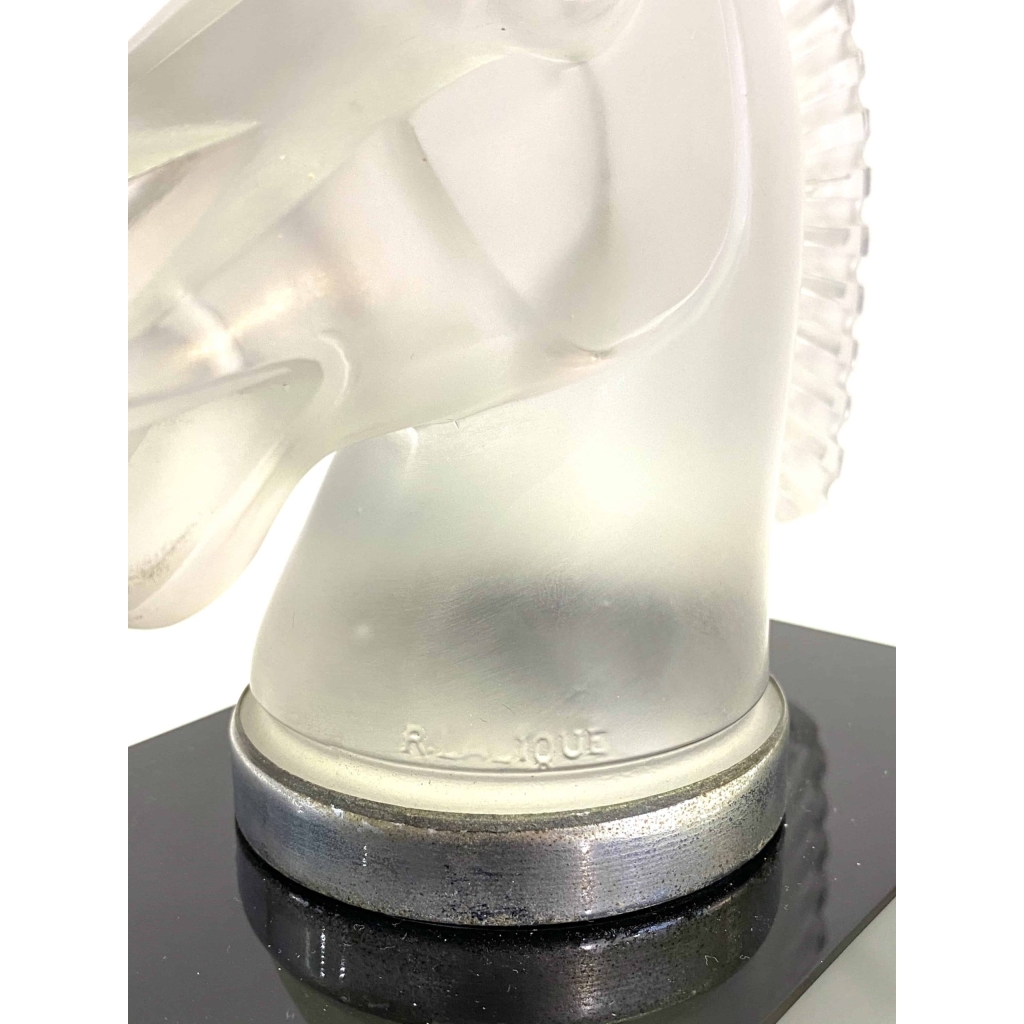 Mascotte Serre-Livres « Longchamp B » verre blanc socle sur base verre opalin noir de René LALIQUE