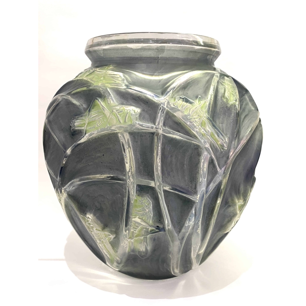 Vase « Sauterelles » verre blanc patiné bleu et vert de René LALIQUE