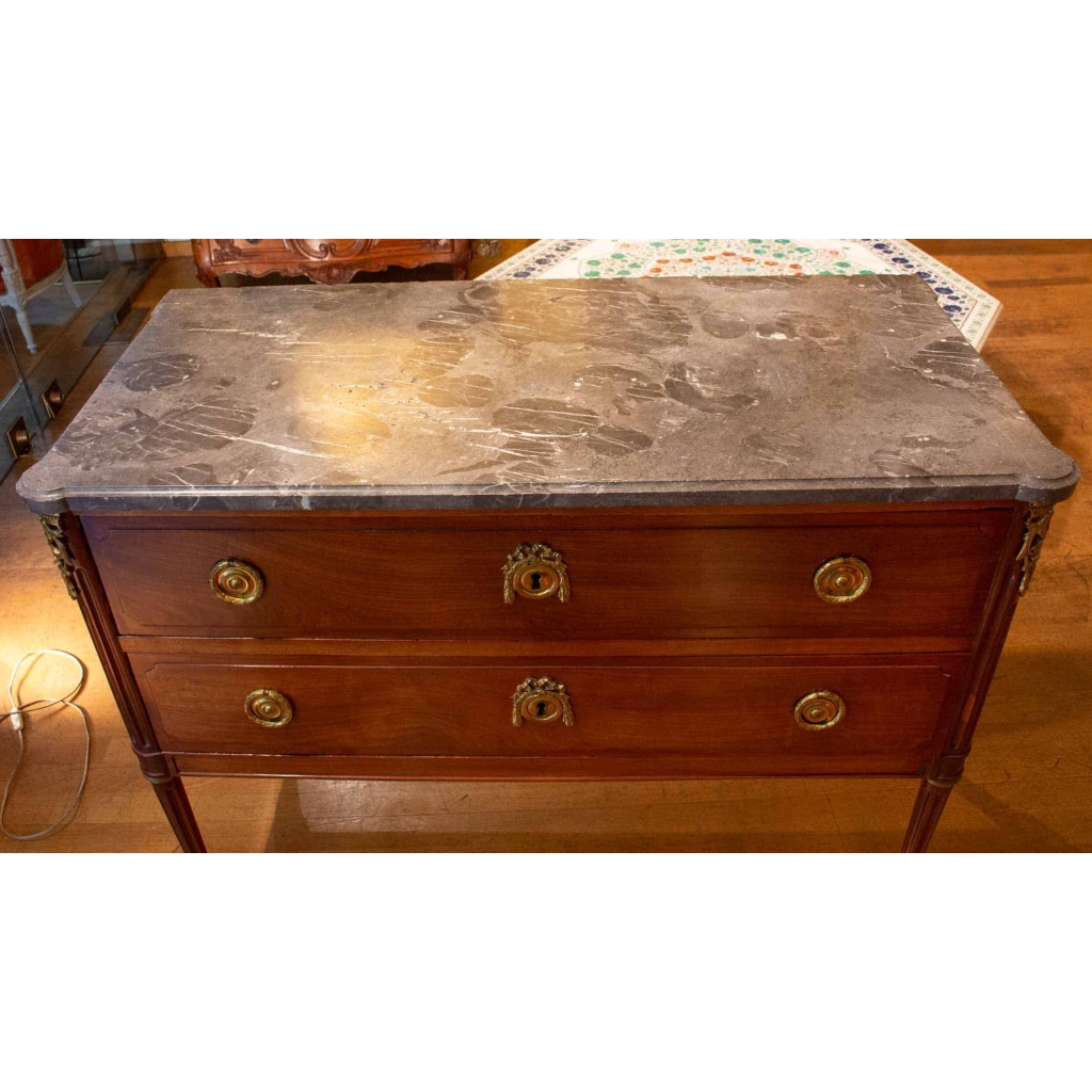 Commode d'époque Louis XVI en acajou.