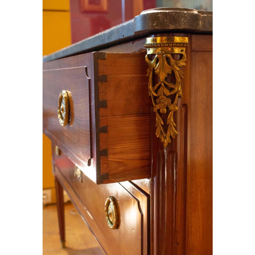 Commode d'époque Louis XVI en acajou.