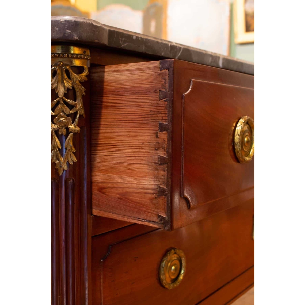 Commode d'époque Louis XVI en acajou.