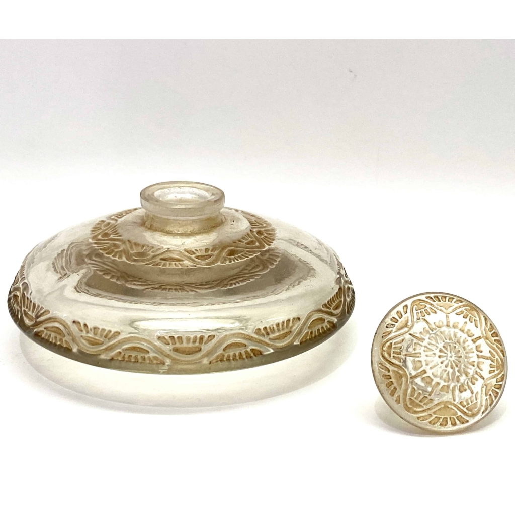 Flacon « Lentilles » verre blanc patiné sépia de René LALIQUE | Biron Flacon "Lentilles" verre blanc patiné sépia de René LALIQUE