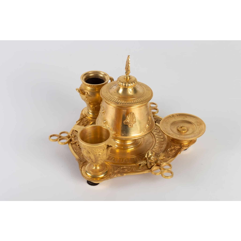 Indispensable…Nécessaire de fumeur de style Néo-Etrusque.Seconde moitié du XIXe siècle. | Biron ||||||||