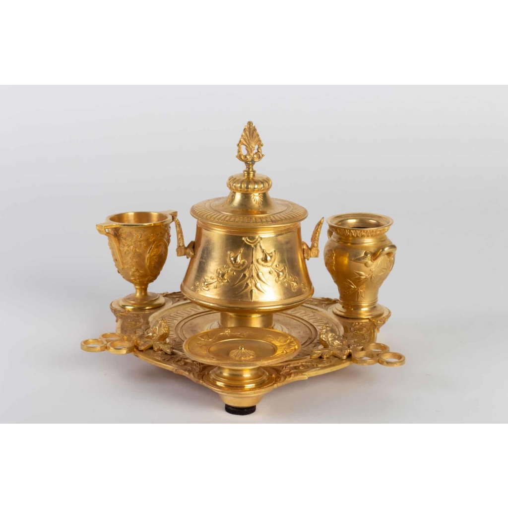 Indispensable…Nécessaire de fumeur de style Néo-Etrusque.Seconde moitié du XIXe siècle. | Biron Indispensable...Nécessaire de fumeur de style Néo-Etrusque.Seconde moitié du XIXe siècle.
