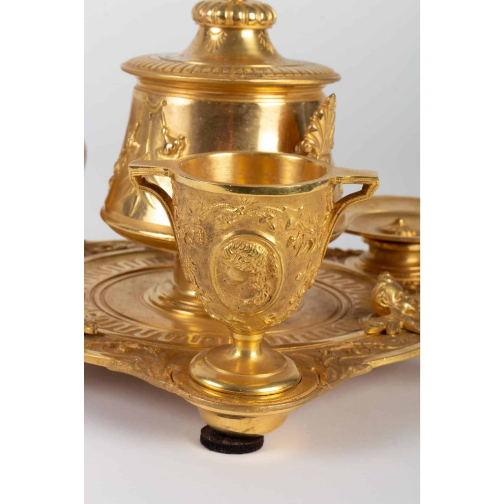 Indispensable…Nécessaire de fumeur de style Néo-Etrusque.Seconde moitié du XIXe siècle. | Biron Indispensable...Nécessaire de fumeur de style Néo-Etrusque.Seconde moitié du XIXe siècle.