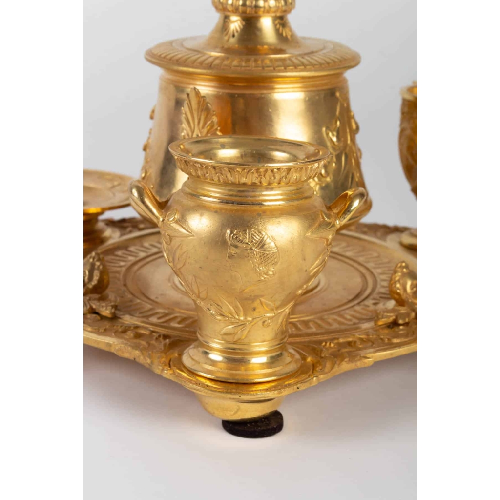 Indispensable…Nécessaire de fumeur de style Néo-Etrusque.Seconde moitié du XIXe siècle. | Biron Indispensable...Nécessaire de fumeur de style Néo-Etrusque.Seconde moitié du XIXe siècle.