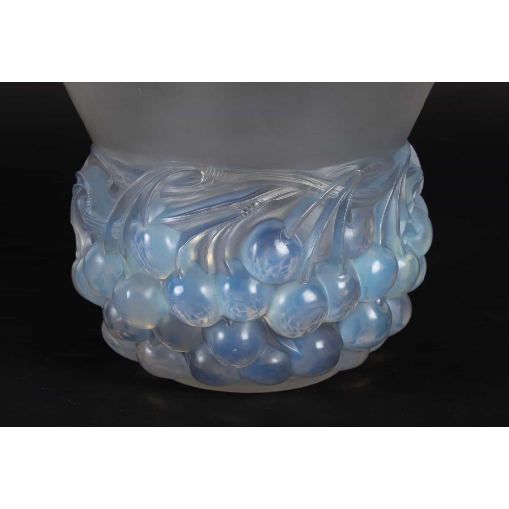 Vase « Cerises » verre opalescent de René LALIQUE