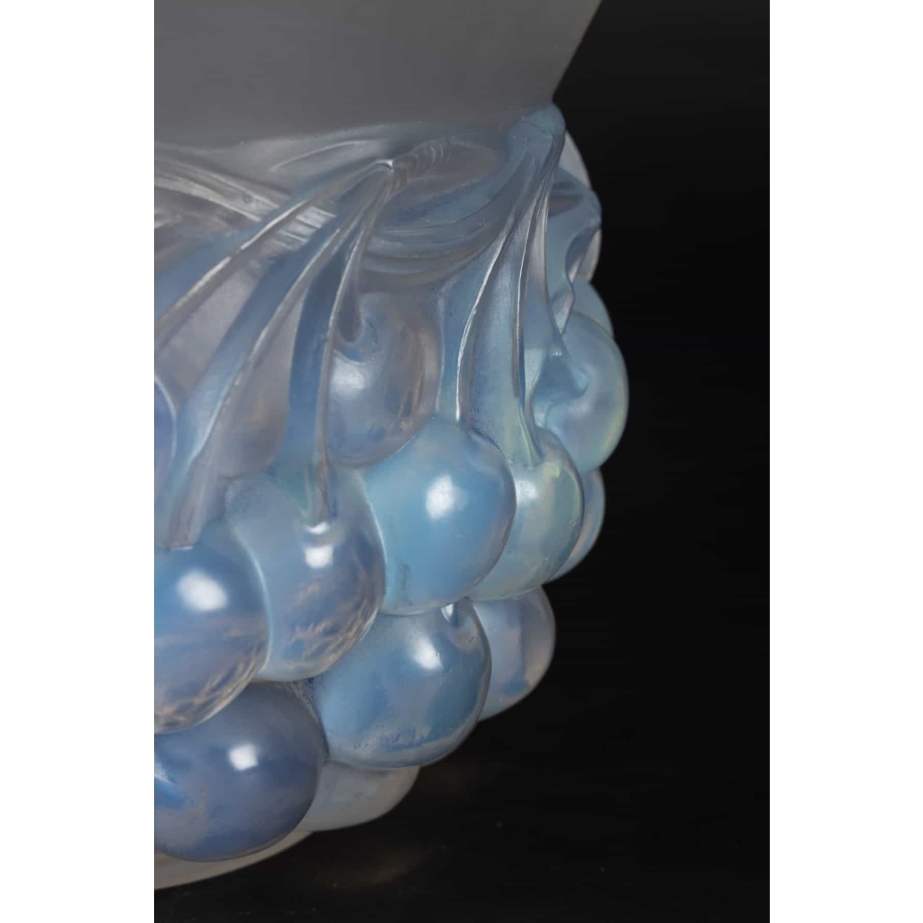 Vase « Cerises » verre opalescent de René LALIQUE
