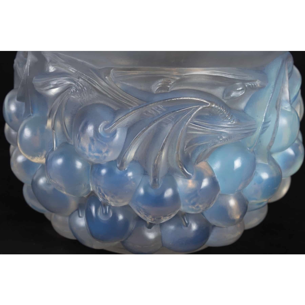 Vase « Cerises » verre opalescent de René LALIQUE