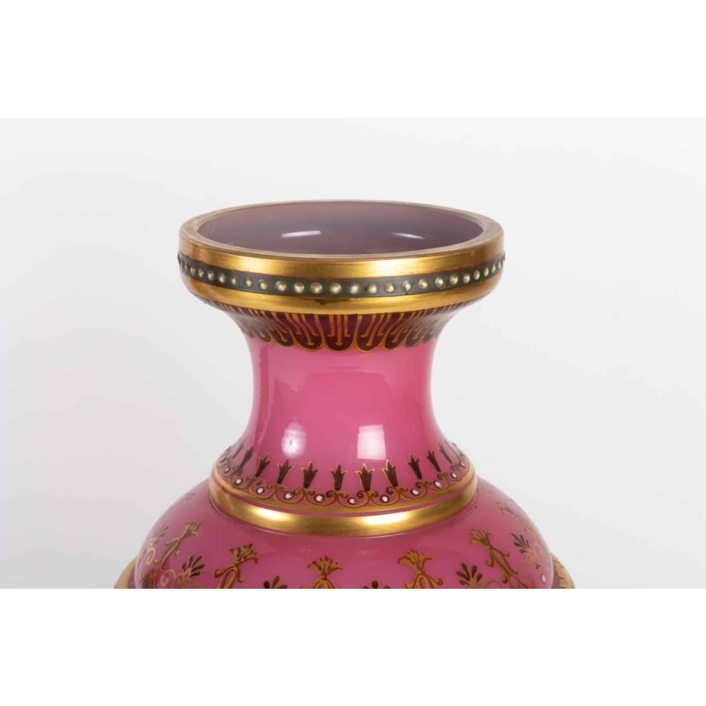 Paire de vases en opaline Napoléon III 19e siècle | Biron Paire de vases en opaline Napoléon III 19e siècle