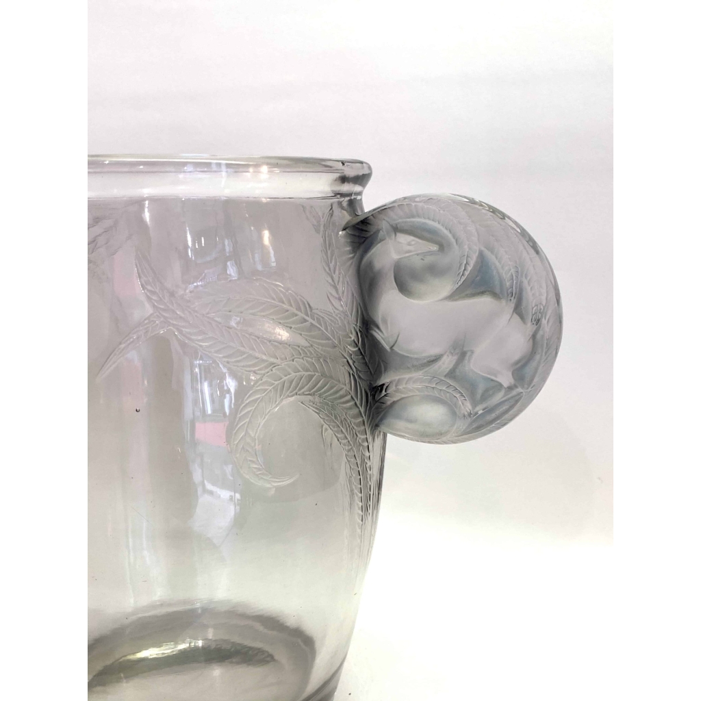 Vase « Yvelines » verre blanc patiné bleu de René LALIQUE | Biron Vase « Yvelines » verre blanc patiné bleu de René LALIQUE