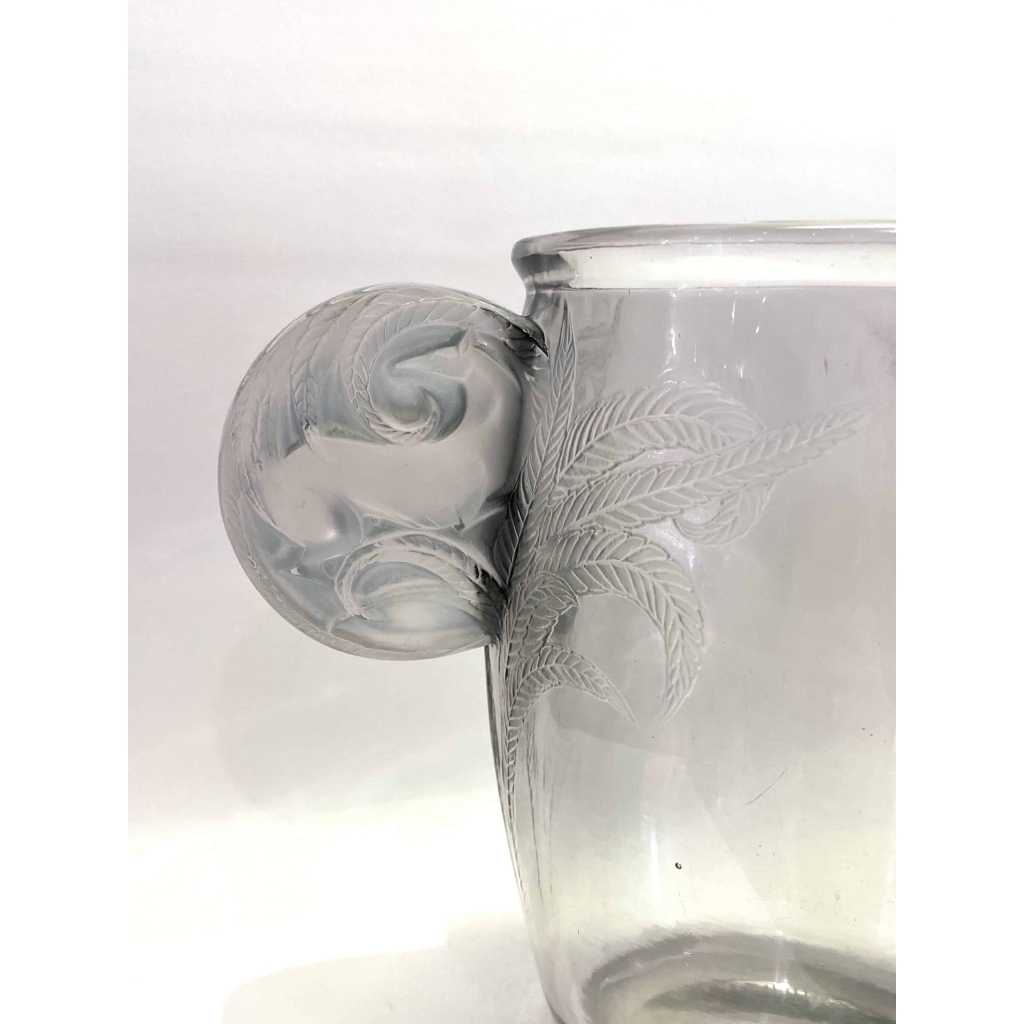 Vase « Yvelines » verre blanc patiné bleu de René LALIQUE | Biron Vase « Yvelines » verre blanc patiné bleu de René LALIQUE