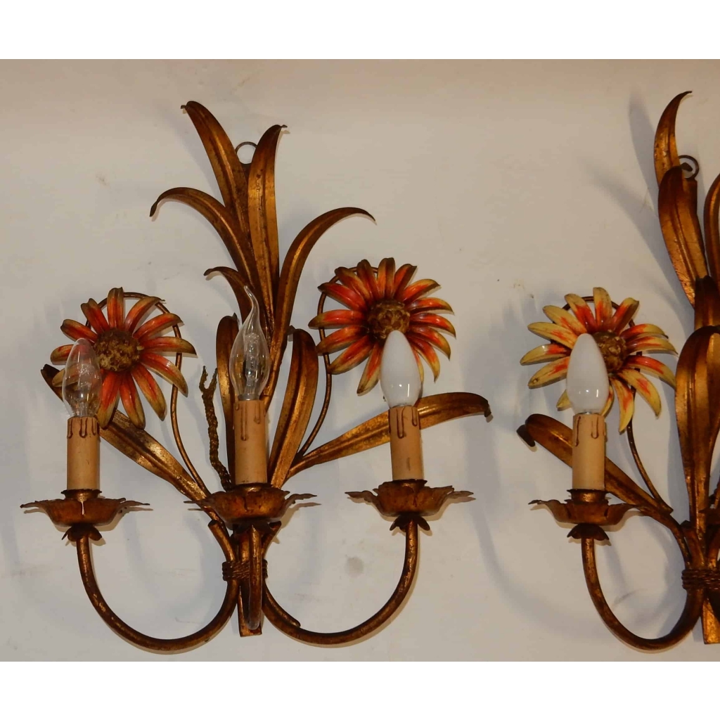 1970′ Paire d’ Appliques en Métal peint à Décor de Tournesols | Biron 1970' Paire d' Appliques en Métal peint à Décor de Tournesols