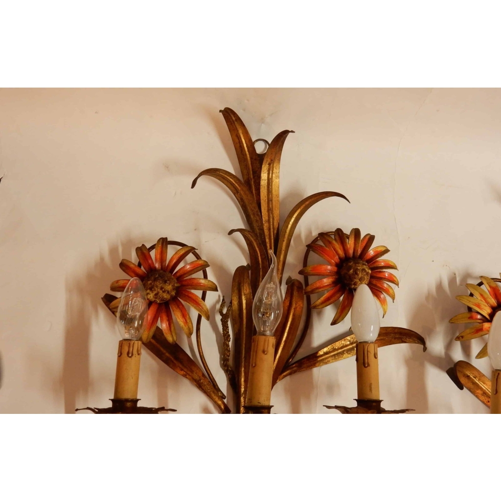 1970′ Paire d’ Appliques en Métal peint à Décor de Tournesols | Biron 1970' Paire d' Appliques en Métal peint à Décor de Tournesols