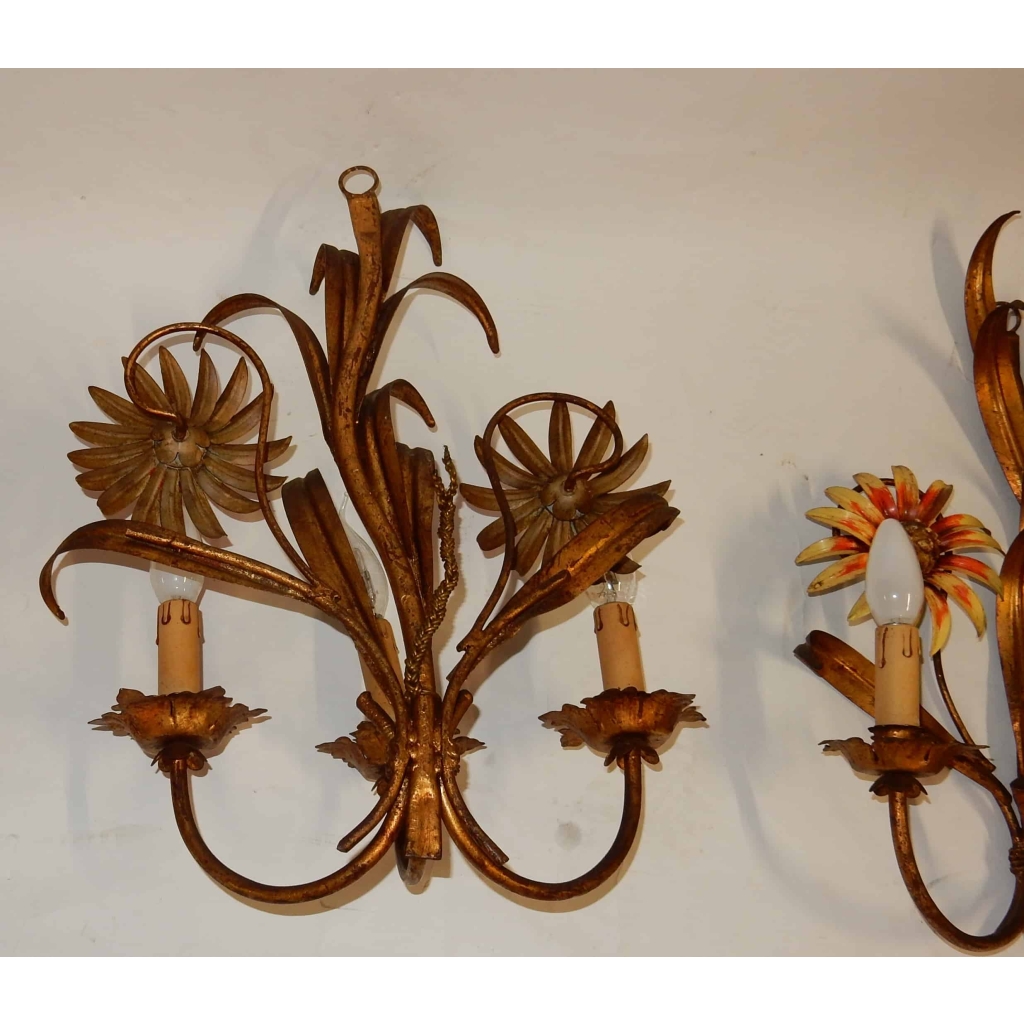 1970′ Paire d’ Appliques en Métal peint à Décor de Tournesols | Biron 1970' Paire d' Appliques en Métal peint à Décor de Tournesols