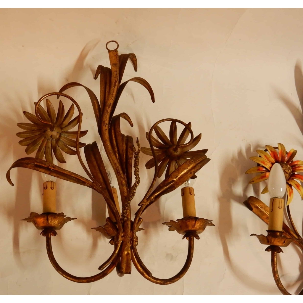 1970′ Paire d’ Appliques en Métal peint à Décor de Tournesols | Biron 1970' Paire d' Appliques en Métal peint à Décor de Tournesols