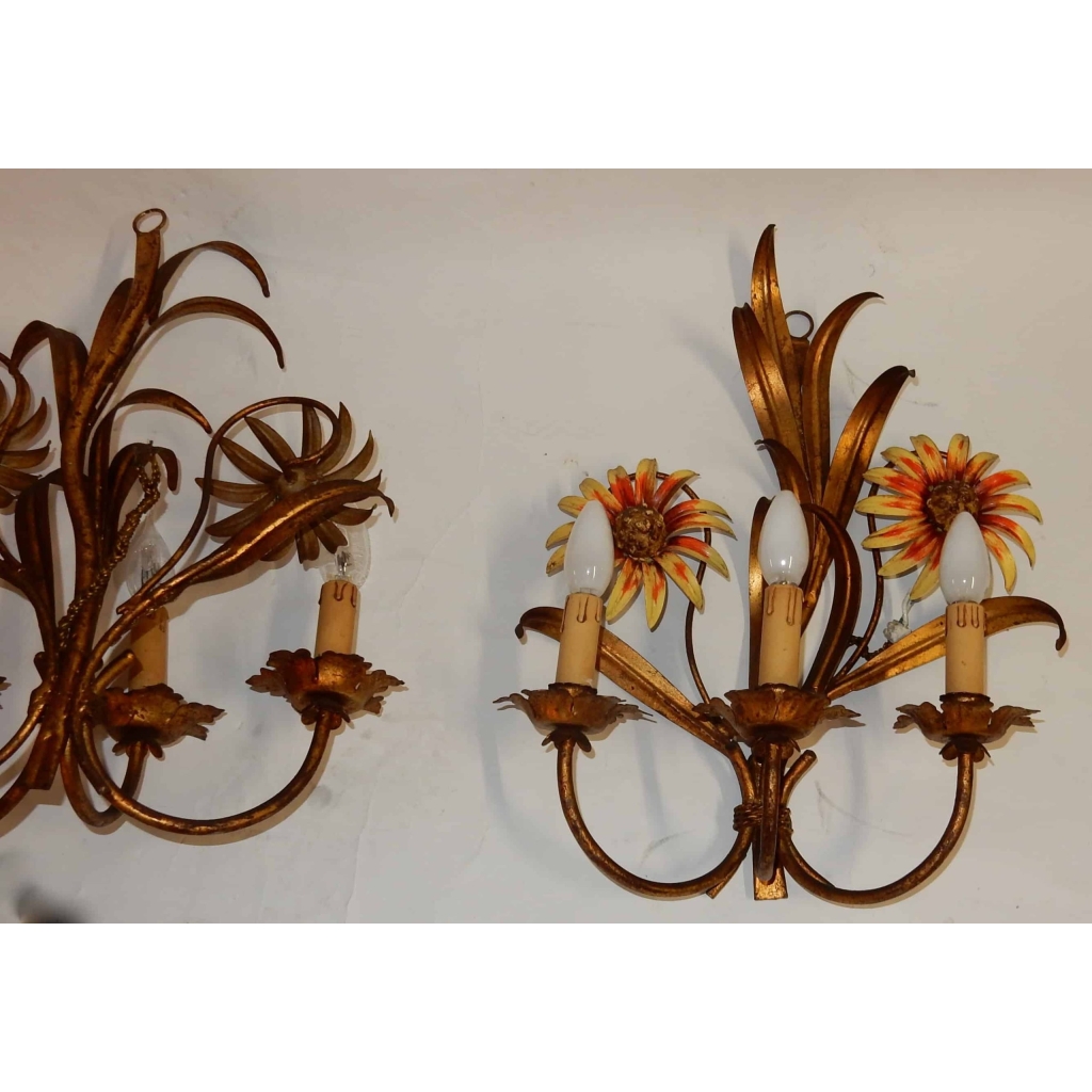 1970′ Paire d’ Appliques en Métal peint à Décor de Tournesols | Biron 1970' Paire d' Appliques en Métal peint à Décor de Tournesols