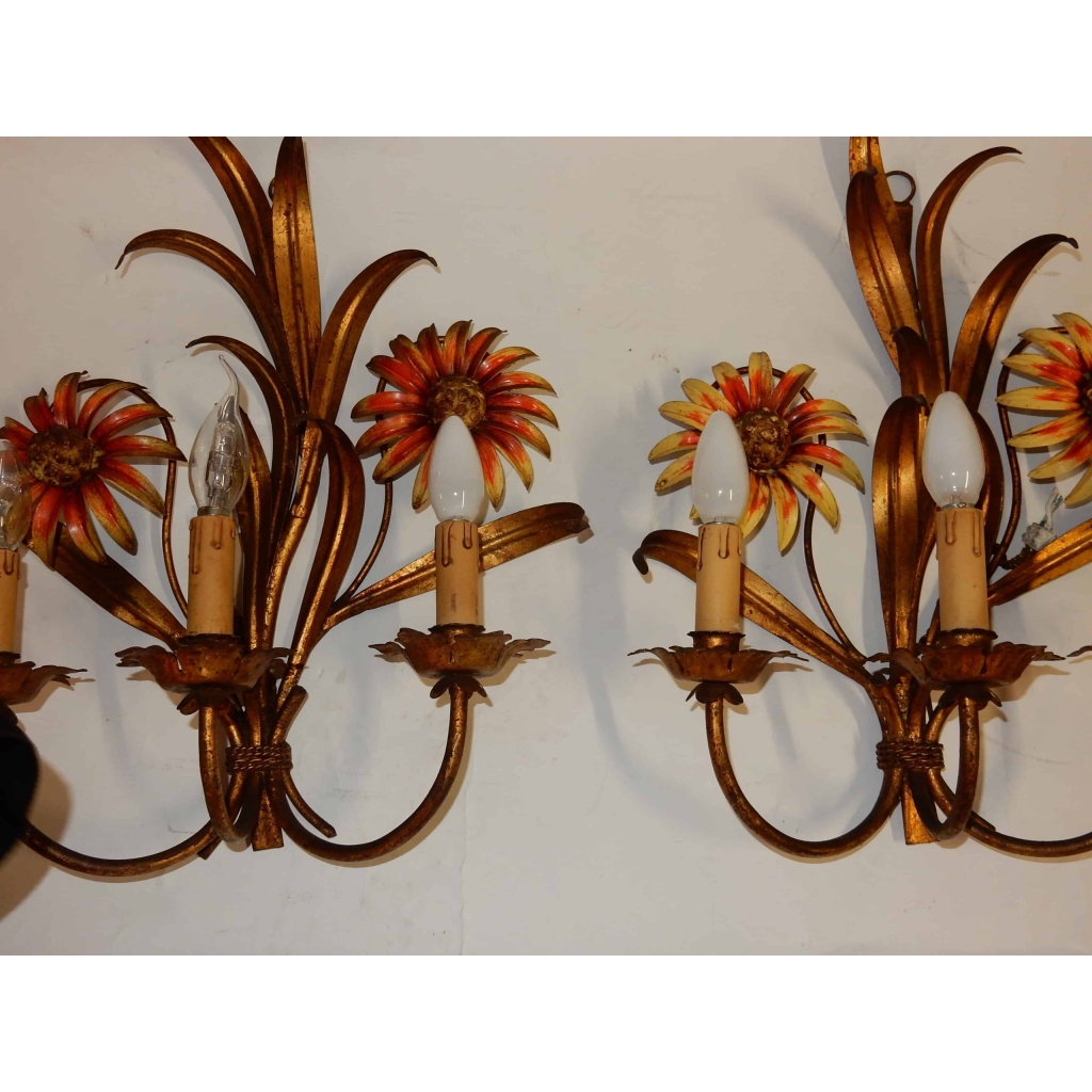 1970′ Paire d’ Appliques en Métal peint à Décor de Tournesols | Biron 1970' Paire d' Appliques en Métal peint à Décor de Tournesols