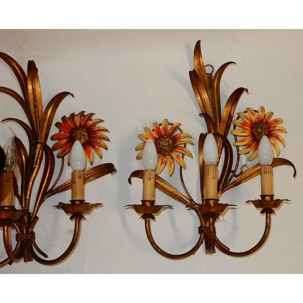 1970′ Paire d’ Appliques en Métal peint à Décor de Tournesols | Biron 1970' Paire d' Appliques en Métal peint à Décor de Tournesols