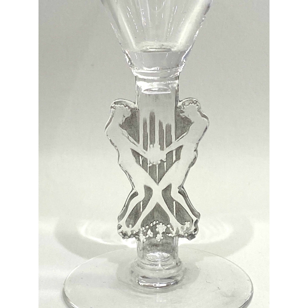 Suite de Neuf 9 Verres à Liqueur « Strasbourg » verre blanc patiné gris de René LALIQUE 11.6cm | Biron Suite de Neuf 9 Verres à Liqueur "Strasbourg" verre blanc patiné gris de René LALIQUE 11.6cm