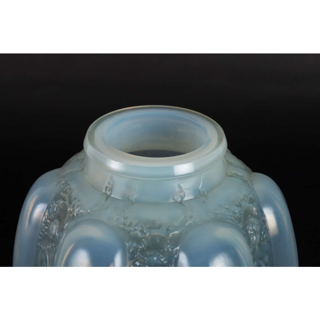 Vase « Six Figurines et Masques » verre opalescent triple couche de René LALIQUE