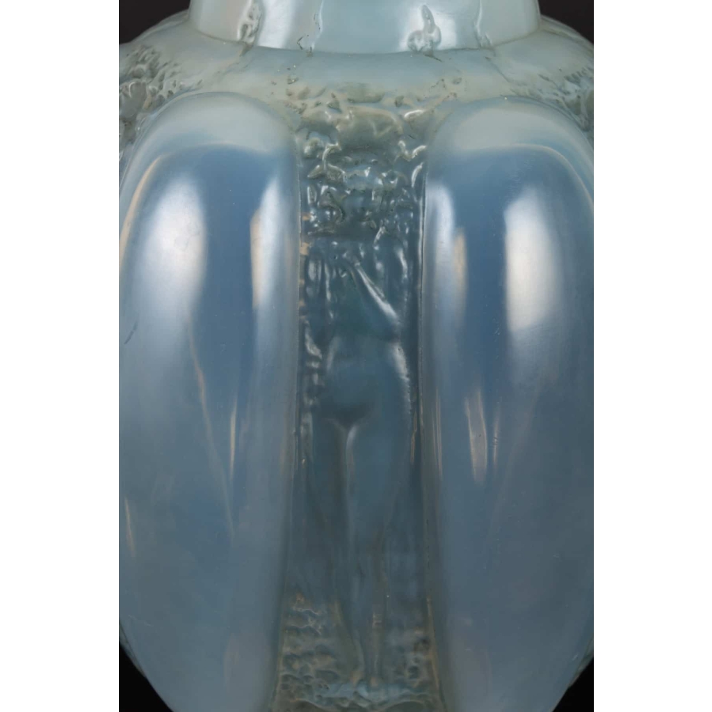 Vase « Six Figurines et Masques » verre opalescent triple couche de René LALIQUE