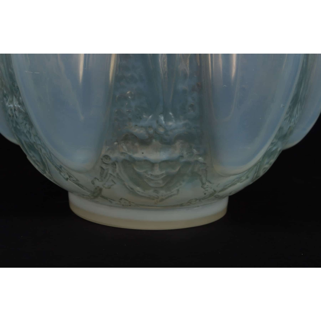 Vase « Six Figurines et Masques » verre opalescent triple couche de René LALIQUE