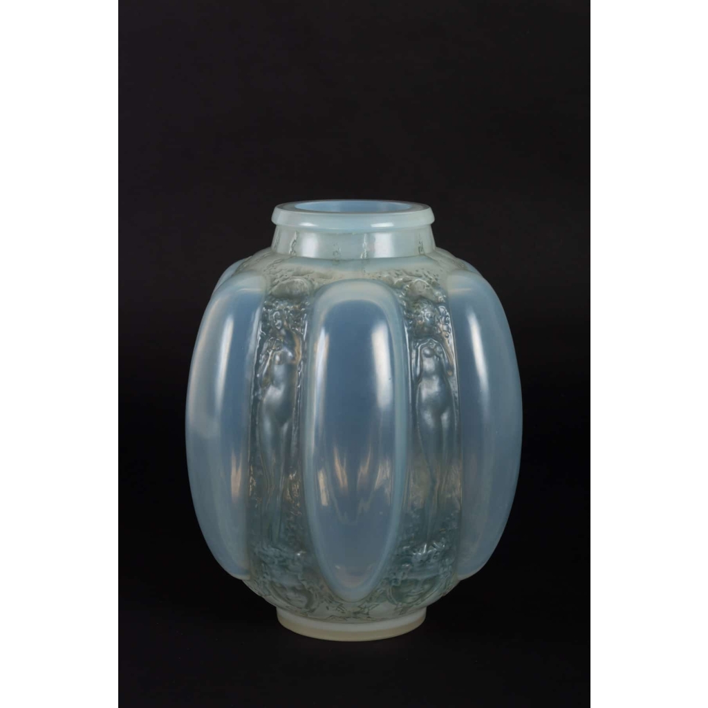 Vase « Six Figurines et Masques » verre opalescent triple couche de René LALIQUE