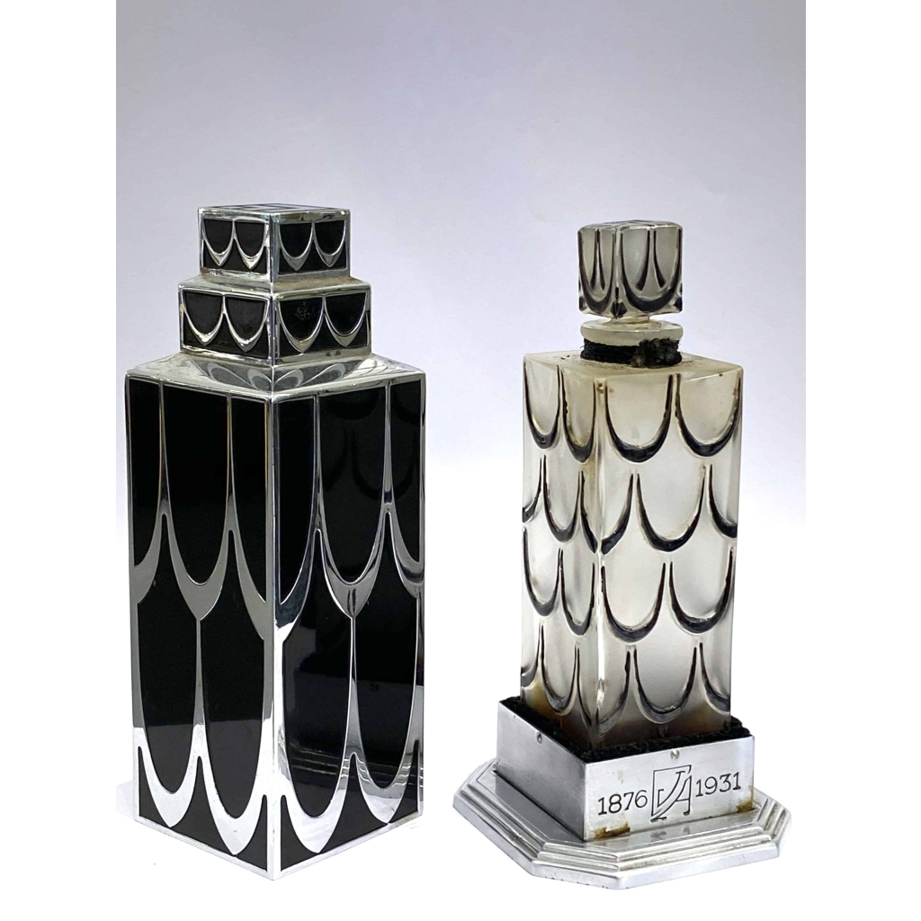 Flacon "Skyscraper" verre blanc émaillé noir de René Lalique