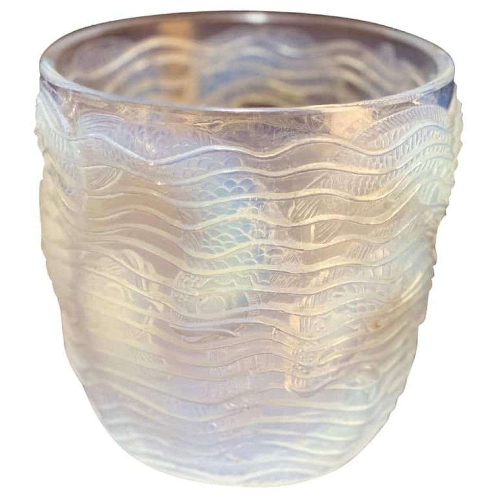 René LALIQUE : Vase « Dauphins » Opalescent | Biron |||||