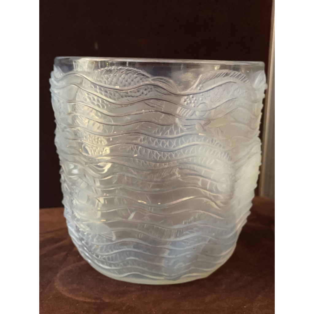 René LALIQUE : Vase « Dauphins » Opalescent | Biron René LALIQUE : Vase "Dauphins " Opalescent