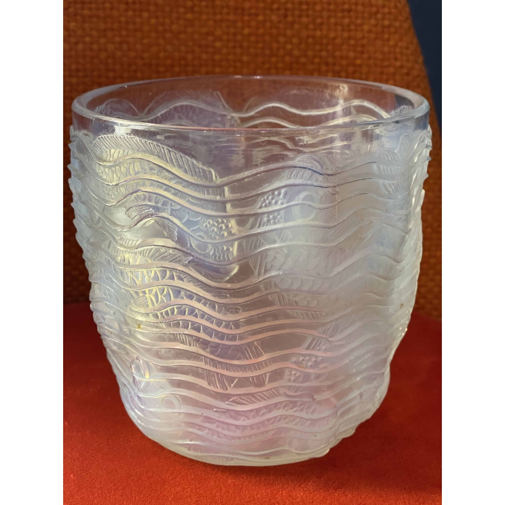 René LALIQUE : Vase « Dauphins » Opalescent | Biron René LALIQUE : Vase "Dauphins " Opalescent