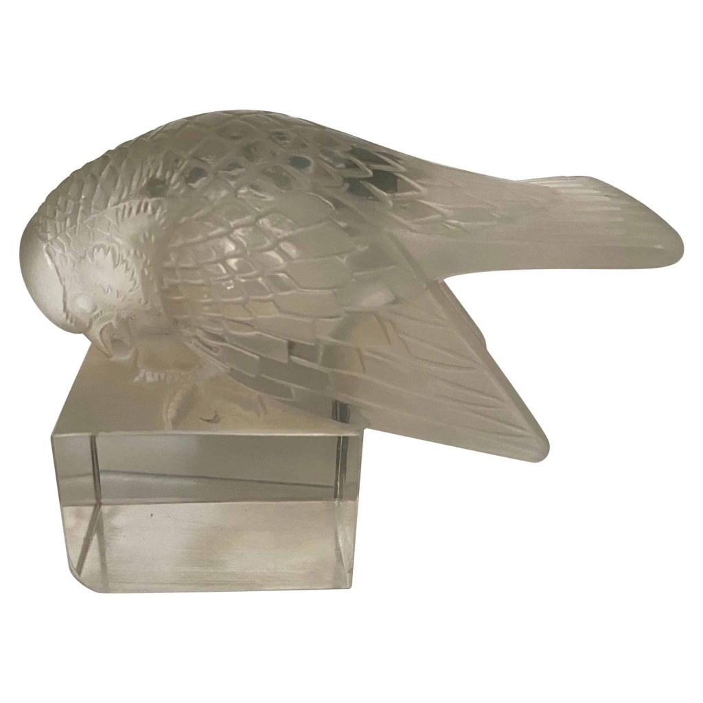 Rene Lalique Paperweight: Moineau Sur Socle Ailes Ouvertes | Biron |||