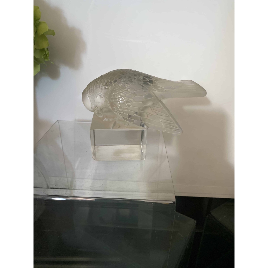 Rene Lalique Paperweight: Moineau Sur Socle Ailes Ouvertes | Biron Rene Lalique Paperweight: Moineau Sur Socle Ailes Ouvertes