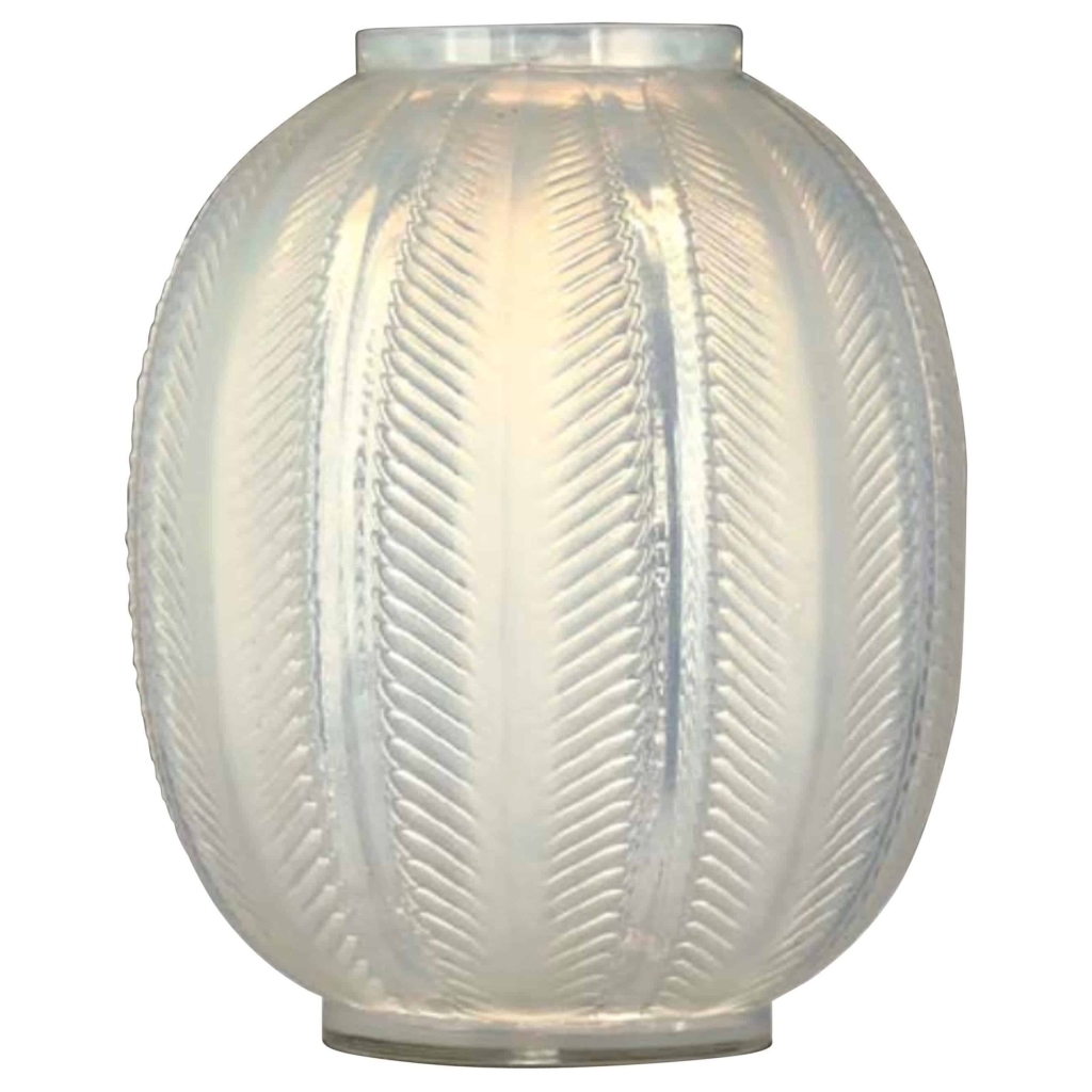 RENE LALIQUE : Vase «Biskra » Opalescent | Biron |||